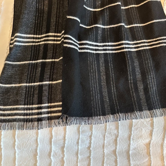 Men's Black & White Striped Scarf - Picture 3 of 5